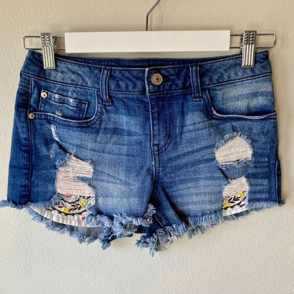 Harper Embroidered Pocket Distressed Jean Shorts 26 - Picture 1 of 9